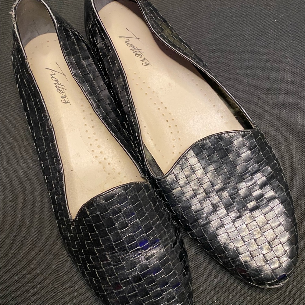 Trotters Black Flat Woven Pattern Size 11 Comfortable Women Loafers Small heel